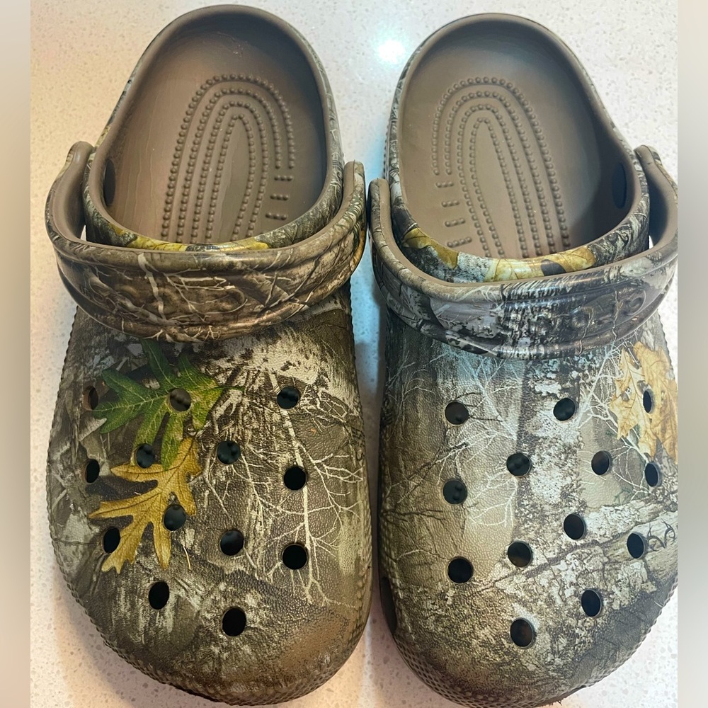 CROCS camo size 6